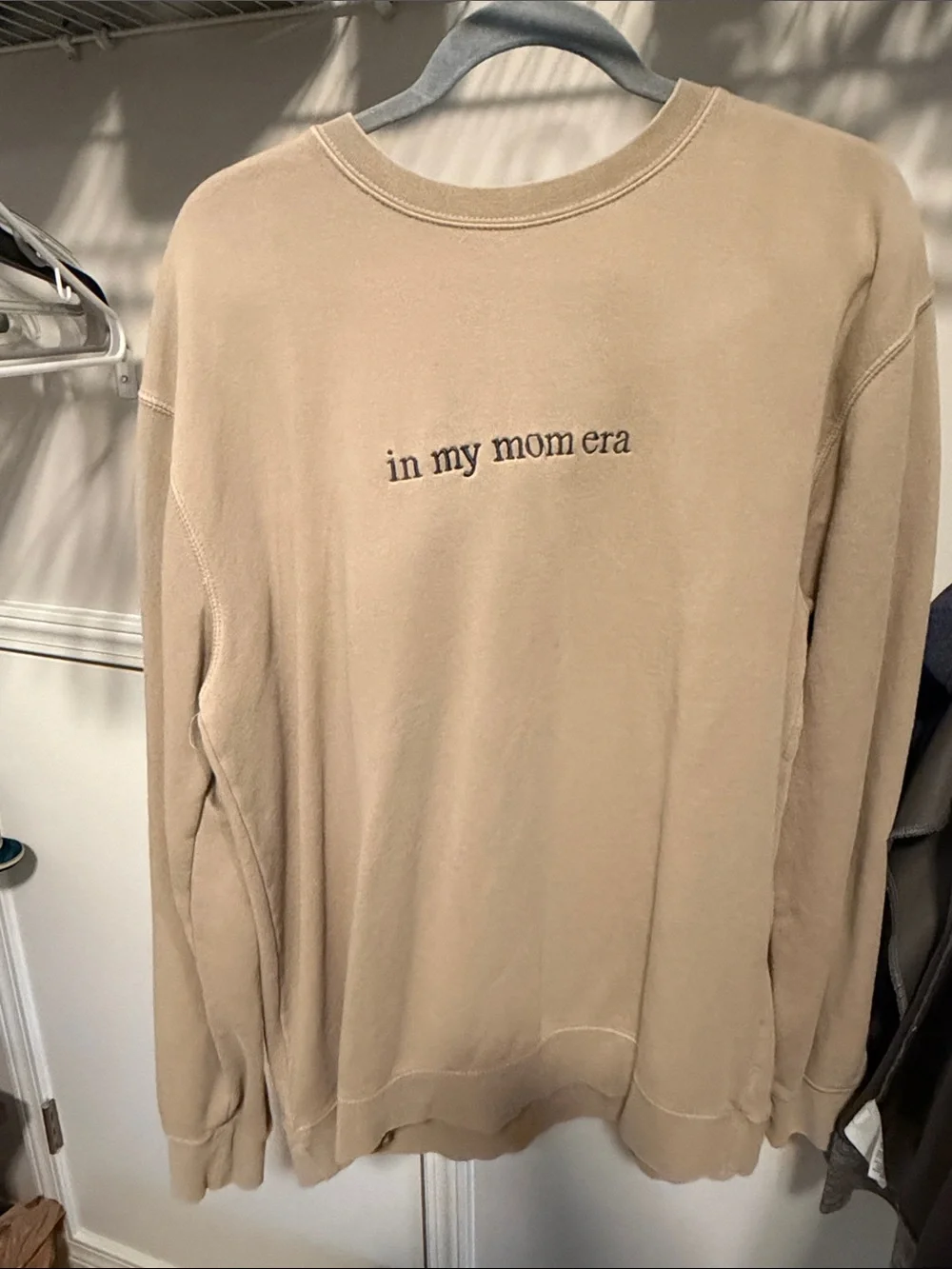 Beige 'in my mom era' Crewneck Sweatshirt